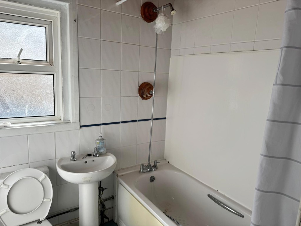 Lot: 160 - THREE-BEDROOM TOWN CENTRE HOUSE - The Bathroom
